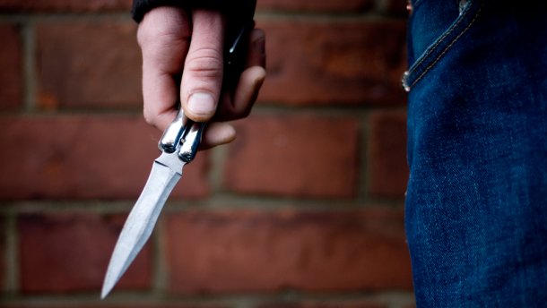 «Не сворачивается кровь»: сыну украинского госслужащего нанесли 13 ножевых. Нужна помощь
