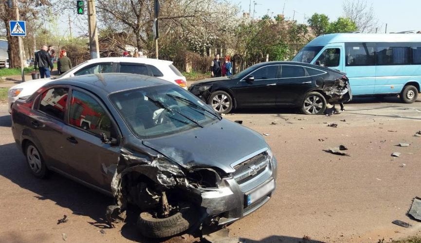 В Кривом Роге столкнулись сразу 4 автомобиля: одного из водителей зажало в салоне