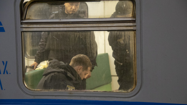 Лежал между сиденьями еще со вчера: В Киеве на вокзале в электричке нашли труп мужчины