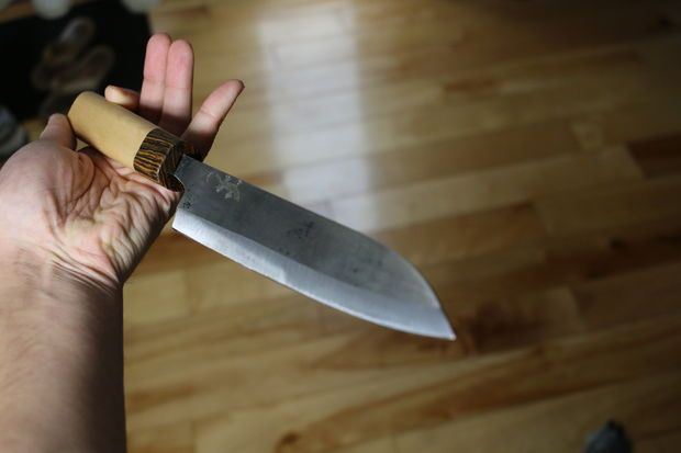 Зарезала кухонным ножом за крики: в Харькове женщина напала на своего молодого супруга