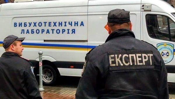 Волна фейковых заминирований: В Харькове эвакуировали людей из 19 торговых центров