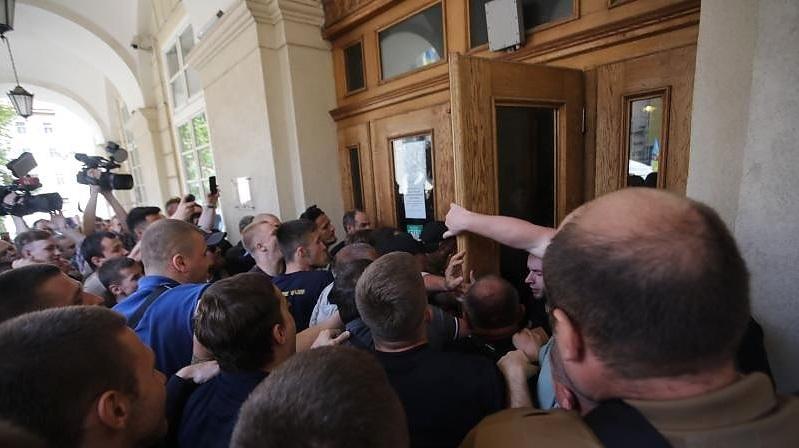 Выломаны двери горсовета и скорая для беременной: Во Львове активисты штурмуют Ратушу