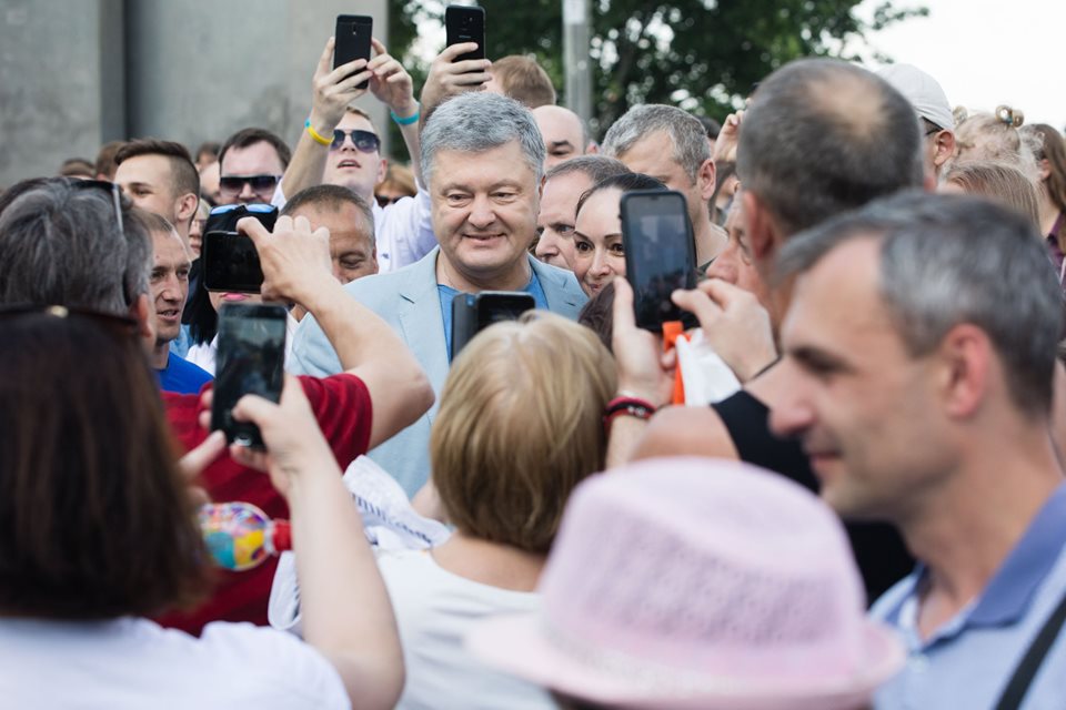 «Позор Украины»: Украинка резко поставила на место экс-президента Порошенко на праздновании Дня Киева