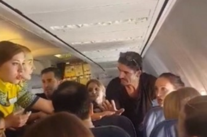 «С кулаками и матом бросалась на пассажиров»: В самолете пьяная женщина устроила настоящее шоу