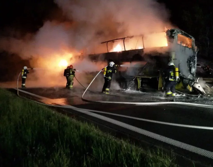 «Огонь прожег дыру в асфальте»: в Польше загорелся автобус с 70 украинцами в салоне