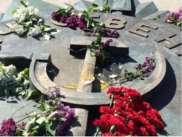 Во Львове бросали яйцами, а в Кривом Роге камнями: как проходит 9 мая в Украине