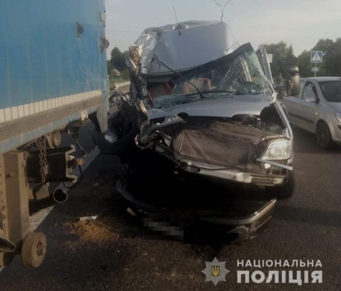 Микроавтобус с детьми влетел в грузовик на Днепропетровщине: пострадали несколько школьников