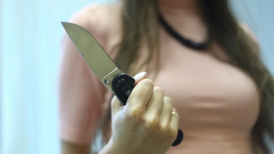 Била то молотком, то ножом: 16-летняя девочка убила отца за немытую посуду