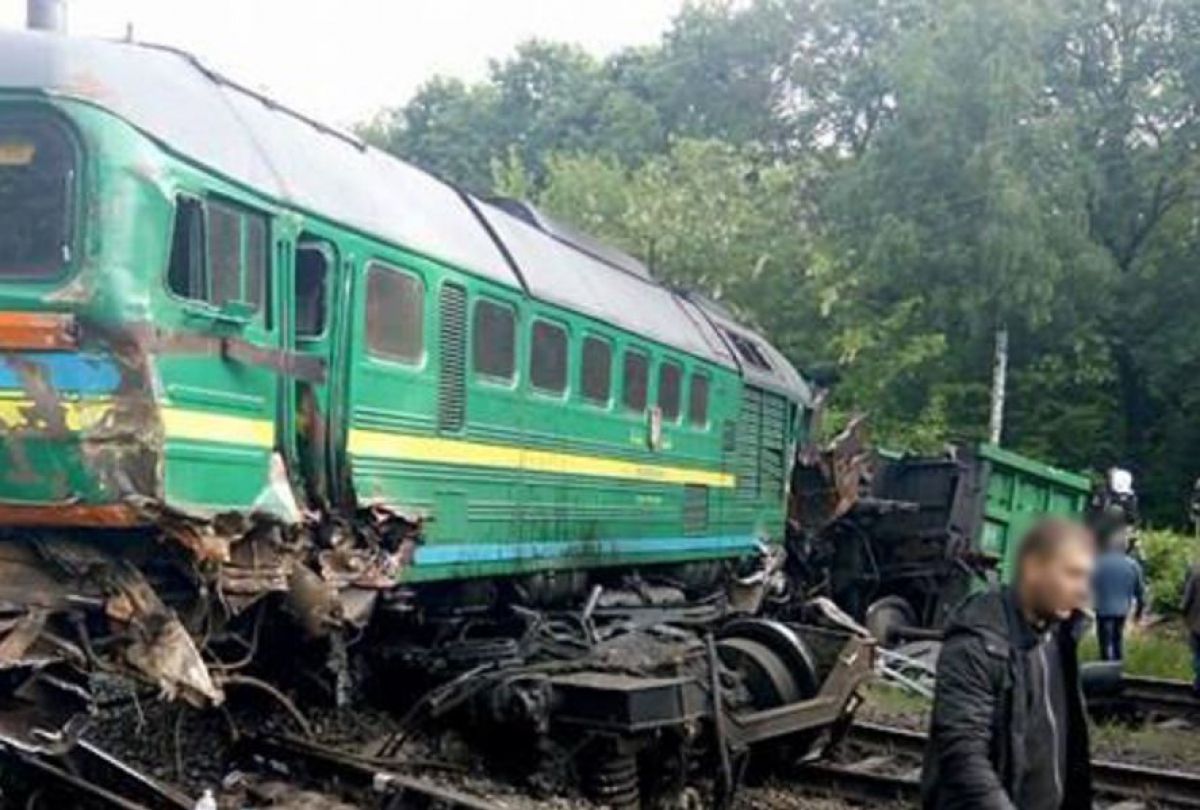 Внутрь вагона влетела металлическая деталь: трагедия на железной дороге во время движения электрички