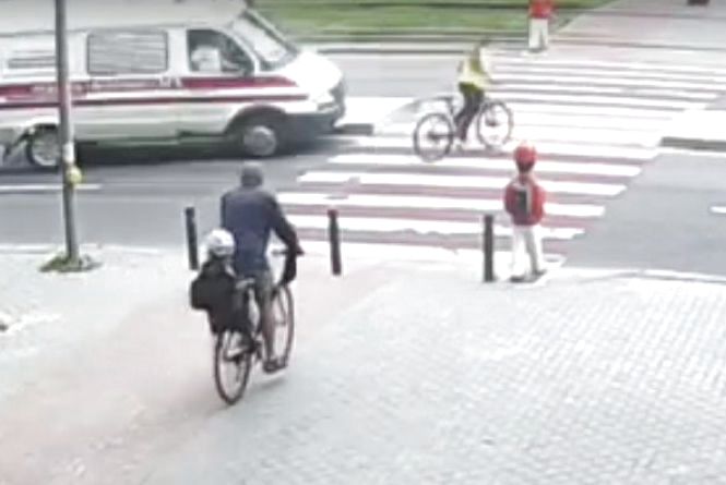 В Виннице машина скорой «снесла» школьницу на велосипеде на пешеходном переходе, ужасный момент попал на видео