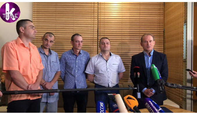 «Среди них водитель, который завез украинцев в плен»: Медведчуку передали освобожденных военных. Почему только перед выборами?