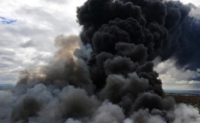 Небо в черном дыму: протестанты устроили пожар в Киеве под зданием оборонного завода