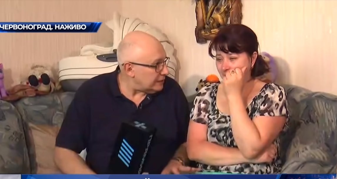 «Я хочу! При чем тут вы?»: журналист канала Порошенко нахамил жене погибшего шахтера. Недостойное поведение