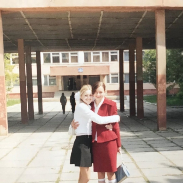 Короткая юбка, блузка и бантики: Ирина Федишин ностальгирует по школьным годам