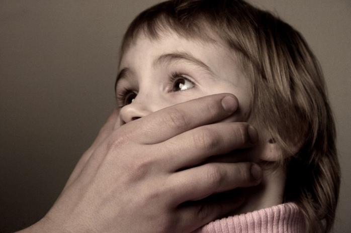 «Июнь — месяц какого-то безумия»: 9-летнюю внучку насиловал родной дедушка в Днепре