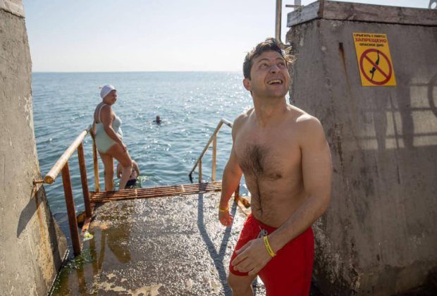 «Спецконтроль прохождения в море»: Зеленский в Одессе сходил на пляж и посетил «Лигу смеха»