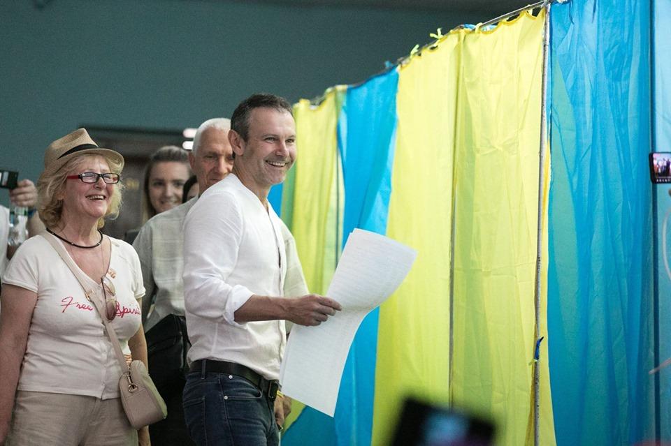«Пришло время изменить эту политику»: Вакарчук проголосовал на выборах в ВР