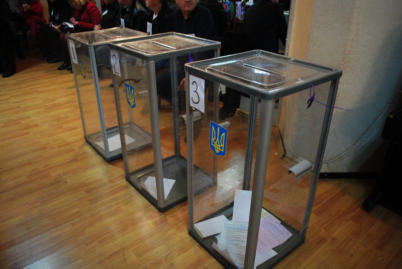 «Кричала, хотела съесть бюллетень, а потом заснула»: Во Львове пенсионерка устроила скандальное шоу на избирательном участке
