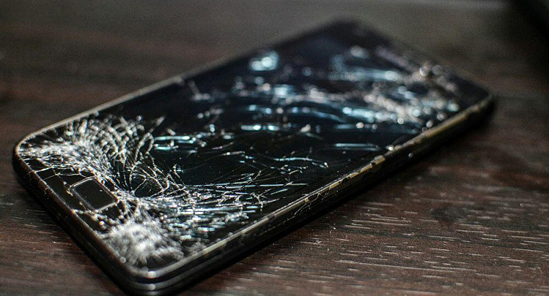 «Привязал веревку к гвоздю в стене»: 12-летний мальчик повесился из-за разбитого телефона