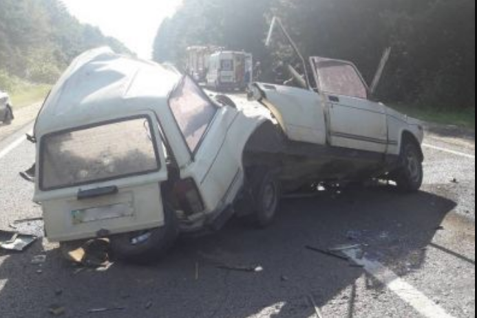 «Авто разорвало на две части»: На Львовщине произошло жуткое смертельное ДТП