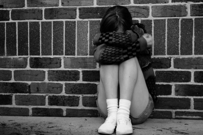 «Друзья стояли на шухере и слушали крики»: Мужчина жестоко изнасиловал пьяную несовершеннолетнюю девушку