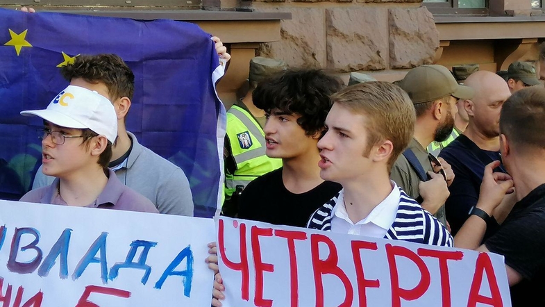 «Но я говорю по-русски»: Сын Порошенко опозорился на митинге под ГБР. Окончательно похоронил репутацию отца