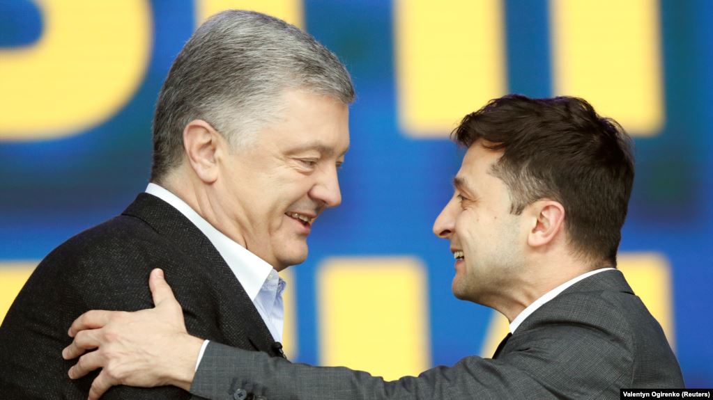 Только одна буква: в сети показали разницу между Порошенко и Зеленским. Украинцы отреагировали!