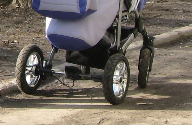 Где горе-родители никто не знает: В Житомире на улице бросили коляску с избитым 2-летним мальчиком