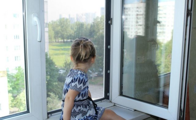 Во Львове 14-летняя девочка выпала из окна на 3 этаже: ребенок в реанимации