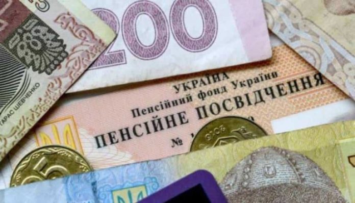 Скандальное решение Кабмина: часть украинцев получит пенсию позже остальных. О людях не думают!