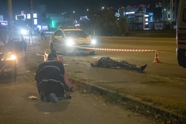 Успел сказать только слово «такси»: В Киеве молодого парня выбросили из машины с перерезанным горлом