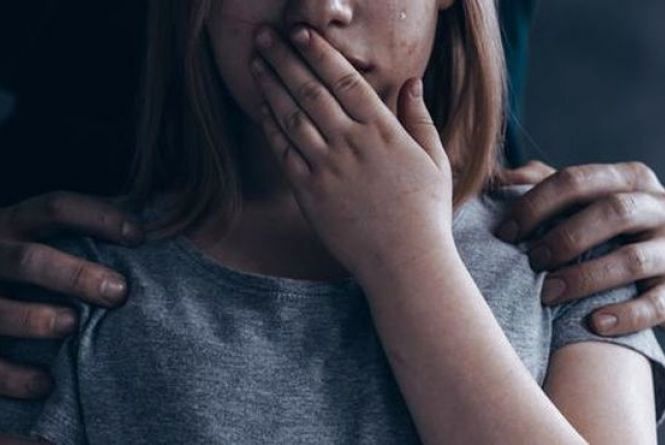 Мать все видела и молчала: педофил изнасиловал 6-летнюю девочку в Сумах