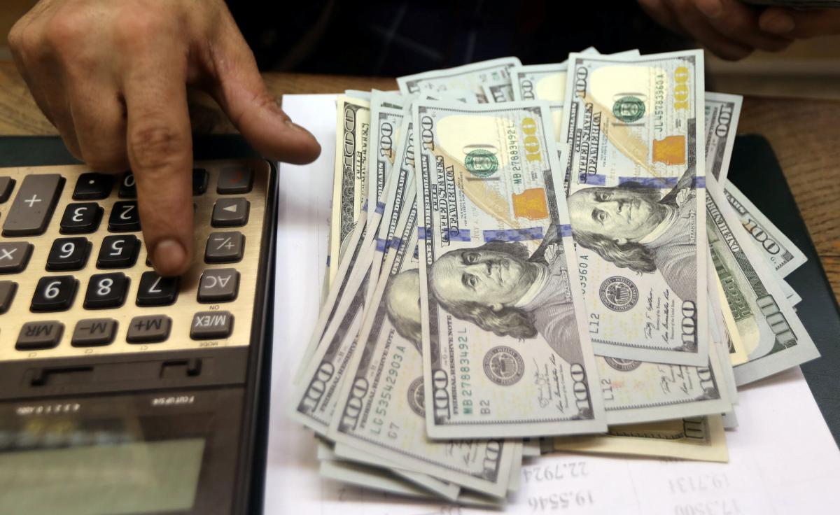 Не по сезону! Доллар пугает своим падение. Почему валюта неумолимо падает?