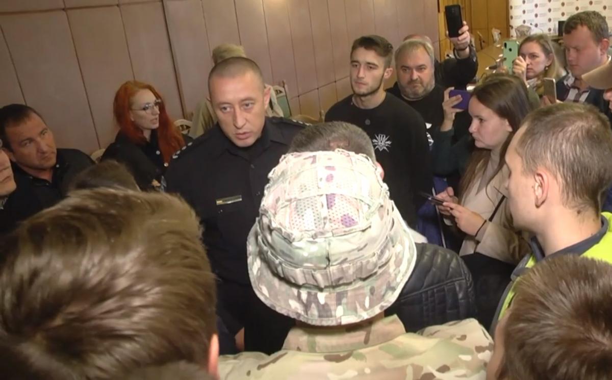 «Позор!»: Во Львове требовали отставки начальника полиции после жестокого избиения протестующих в Сосновке