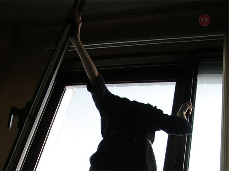 Летела из окна собственной кухни: В Харькове мужчина выбросил жену с четвертого этажа