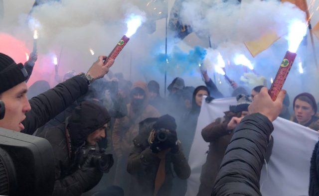 «Бунт» под окнами Зеленского»: Люди вышли на протест. Что происходит?