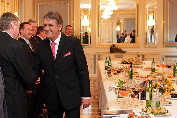 «Потянуло на молоденьких?»: Ющенко «застукали» в компании молодой красавицы. На премьере фильма