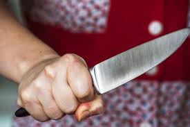 Сунула нож прямо в сердце: женщина жестоко отомстила своему бывшему мужу