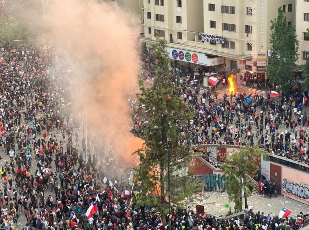 Тысячи людей вышли на протестный митинг в центре столицы: требуют отставки президента. Введено чрезвычайное положение