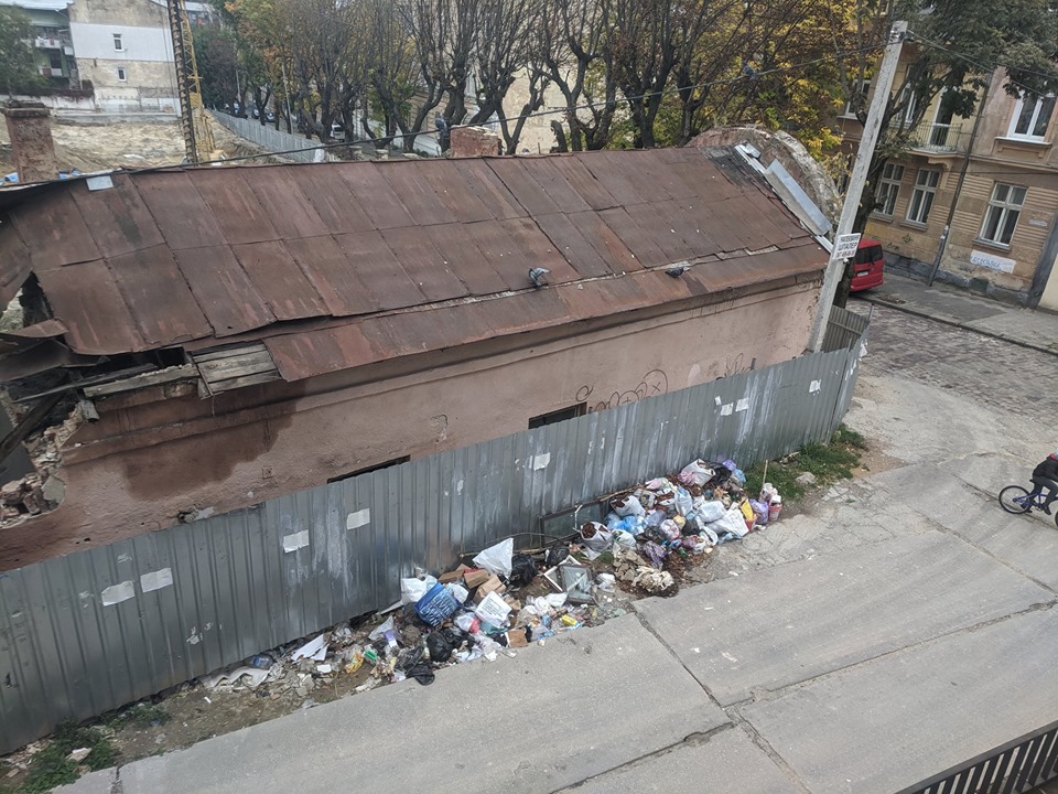 #CадовийвідремонтуйЛьвів: Жители жалуются на кучи мусора посреди улиц Львова