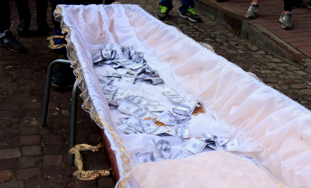 Принесли гроб: бунт львовян в центре города. Символические похороны правоохранительных органов