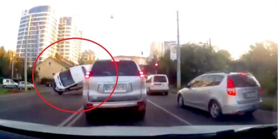 Гнал на красный: во Львове автомобиль спецназа полиции попал в ДТП на перекрестке
