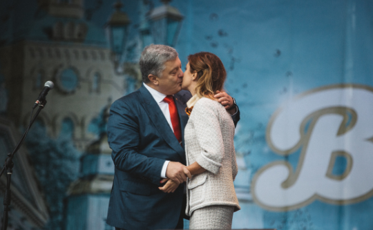 «От них несет смертью»: Петр и Марина Порошенко приехали на «Новый майдан». Украинцы возмущены