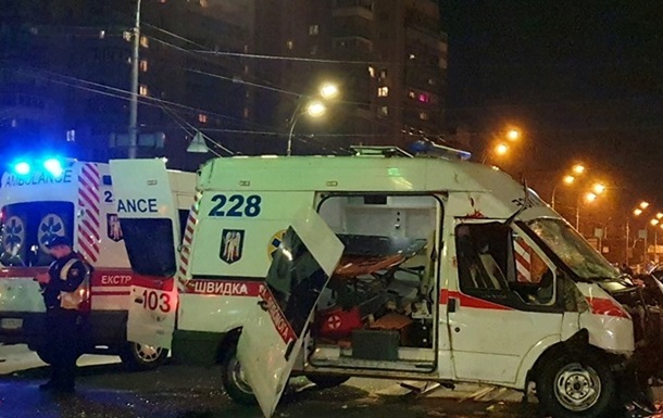 Хотели спасти ребенка, но погибли сами! В центре Киева скорая на ходу влетела в легковой автомобиль