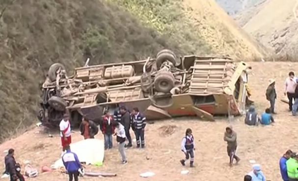 Упал с большой высоты: автобус с пассажирами попал в ужасающую ДТП. Десятки погибших и слезы родственников поразили всю страну