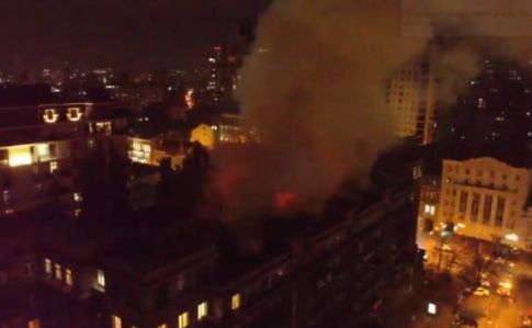 Дым охватил весь город: В Киеве возник масштабный пожар