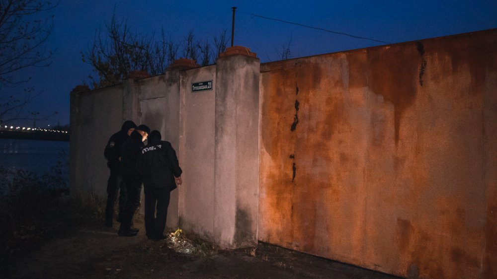 «Лежал в одних носках» : В Киеве нашли труп мужчины. На лице была …