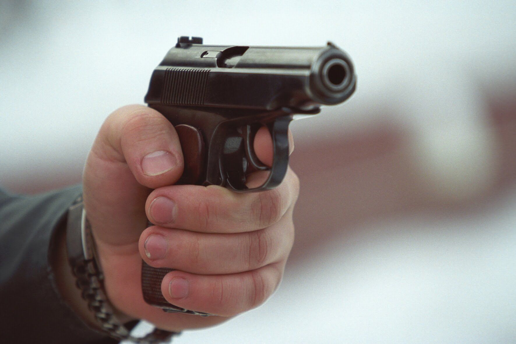 «Побил и обстрелял из пистолета»: В Ирпене мужчина жестоко поиздевался с соседа