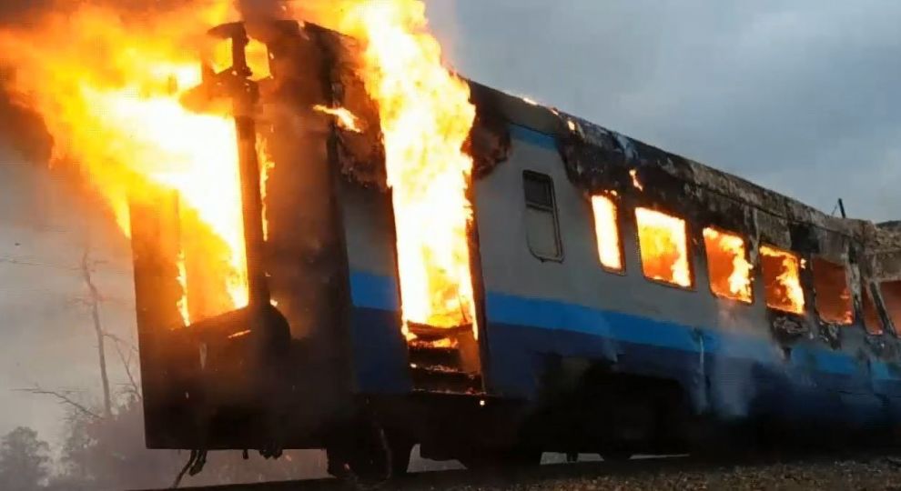 Охваченный огнем! На Николаевщине загорелся поезд с пассажирами. Подняли тревогу!