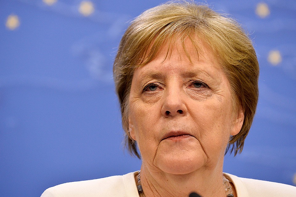 Поднимась на сцену, упала на колени: после слухов о болезни Ангела Меркель напугала всю Европу
